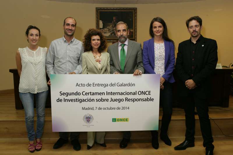 Miembros del grupo obtienen el premio del II Certamen Internacional ONCE de Investigación sobre Juego Responsable